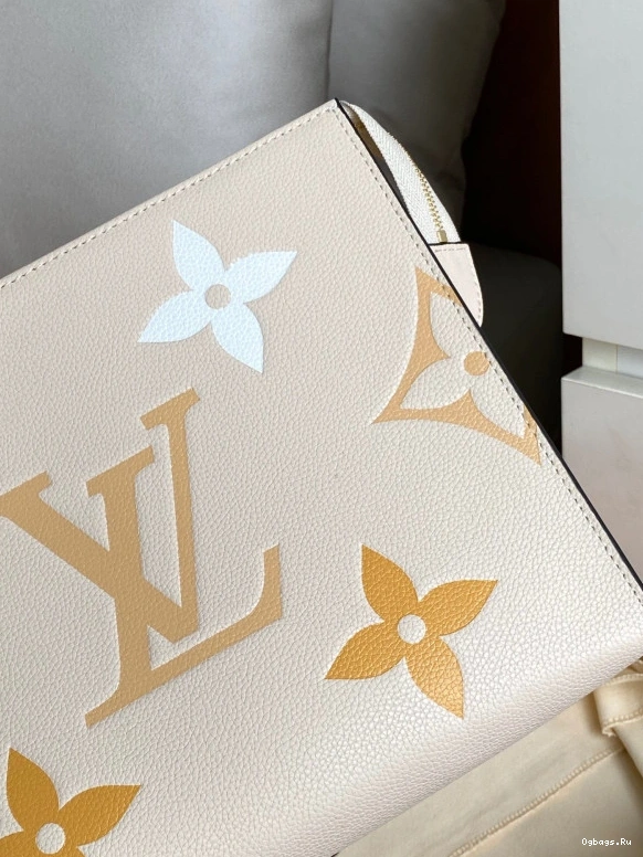 VUITTON LOUIS TOILETRY POUCH 26 0520